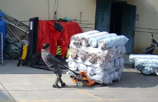 服裝廠工人用手動搬運車搬運服裝原料