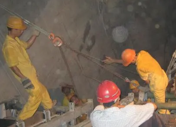 地鐵隧道施工挖掘機組裝用手拉葫蘆起吊組裝零部件
